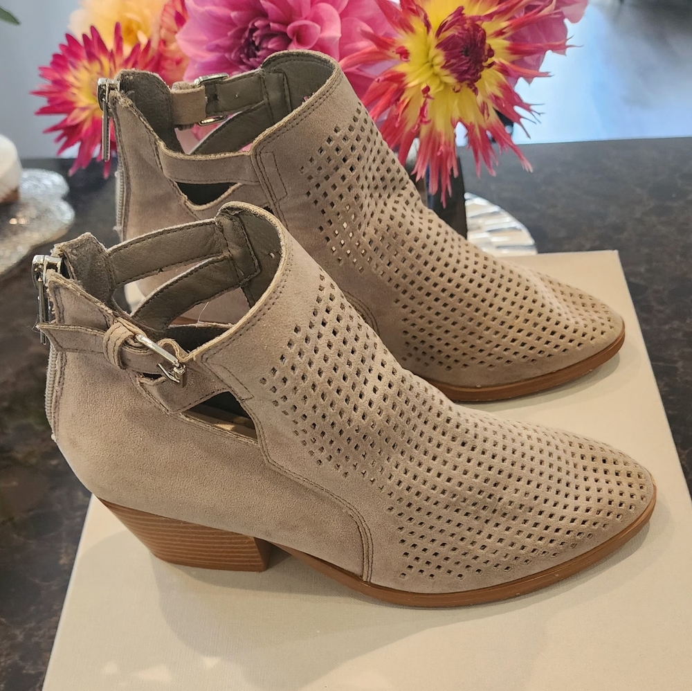 Shoe Dazzle Taupe Ankle Booties